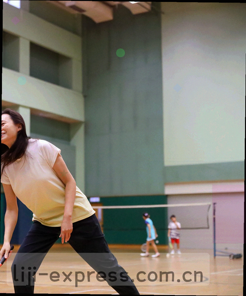 客厅书架局部，排列着活页夹、便签与遥控器，画面中无人物